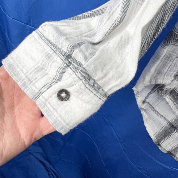 🔥2/$10 |•MUDD•| White & Grey Plaid Lace Up V-Neck Top - Picture 3 of 8